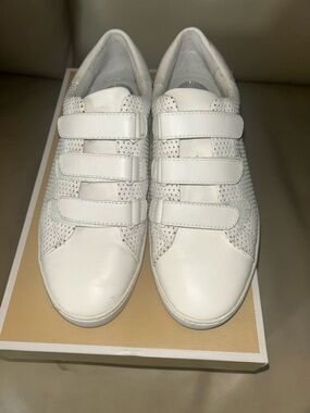 “SEND UR REASONABLE OFFER” 😉 Michael Kors White Leather Triple-Velcro Sneakers 🥰